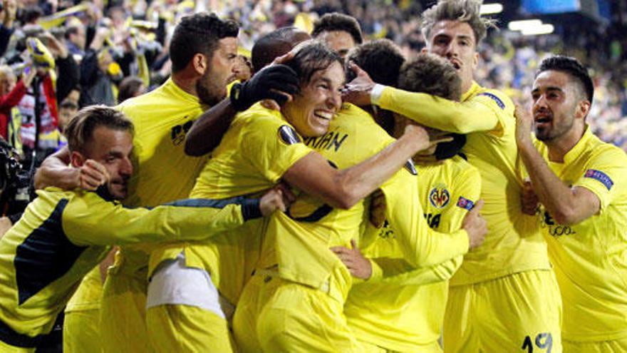 Los jugadores del Villarreal celebran un gol.