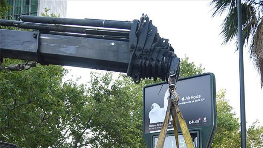 Retiran la escultura de &quot;La siesta&quot; del Paseo Sagasta para su limpieza