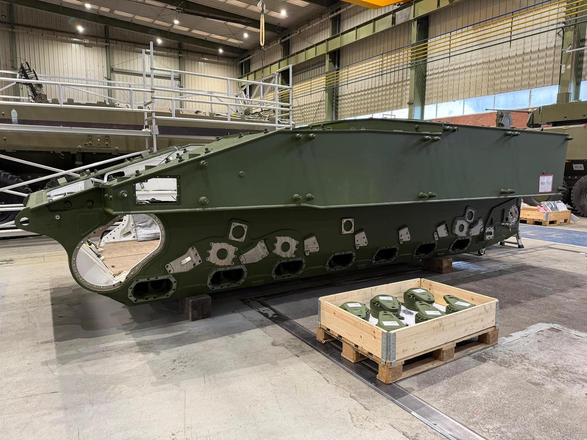 Componentes suministrados por Piedrafita en una barcaza HUNTER en fase de integración en la fábrica de Trubia.