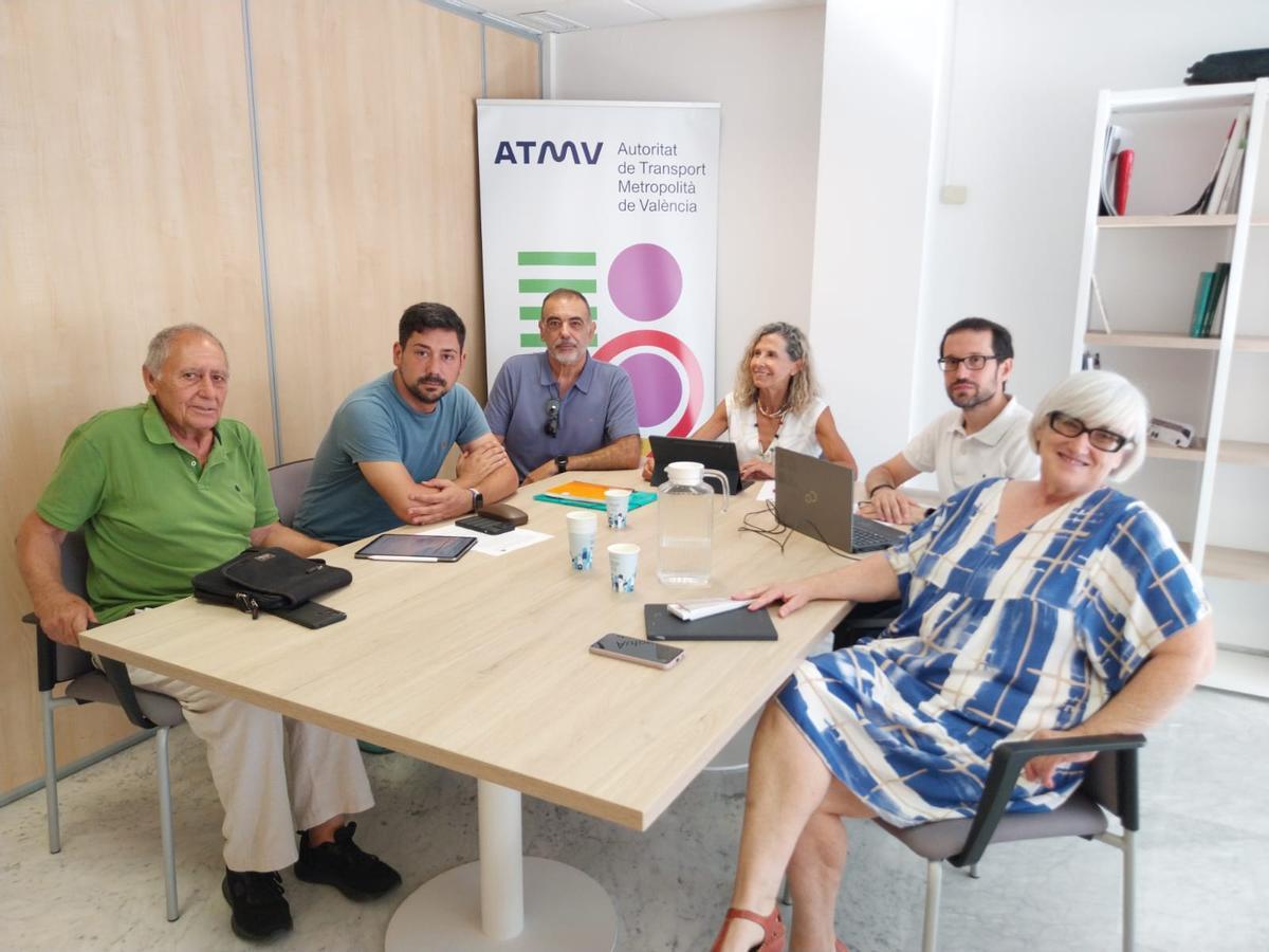 Reunión entre la asociación de vecinos y miembros de la ATMV