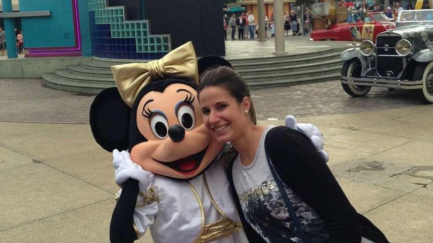 La joven Leticia Rosino Andrés en un viaje a Disneyland París.