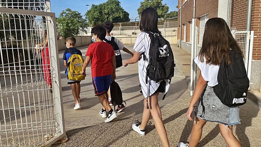 Alumnos entrando ayer a un colegio de Crevillent.  | INFORMACIÓN