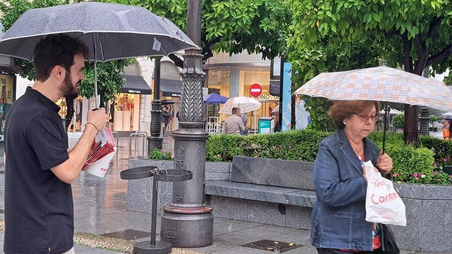 La lluvia marca la tradicional cuestación de Cáritas Córdoba