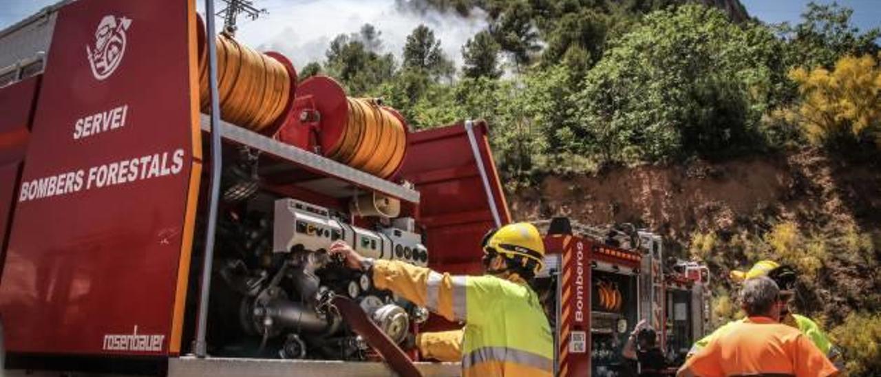 Medios desplegados en el incendio registrado esta semana en las faldas de Mariola, en el término municipal de Cocentaina.