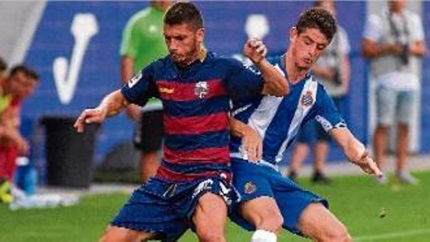 El lateral del Llagostera Aimar Moratalla protegeix la pilota davant la pressió d&#039;un jugador de l&#039;Espanyol B.