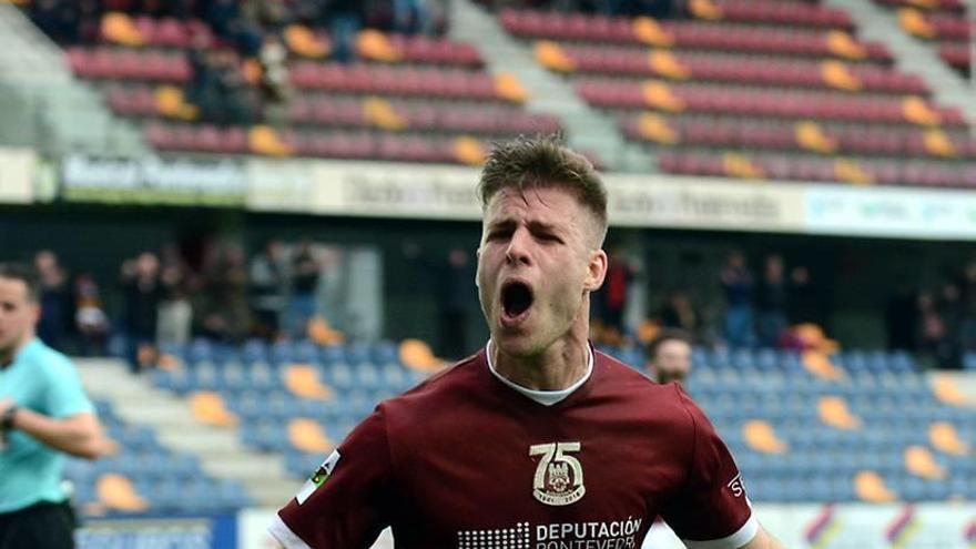 Mario Barco celebra un gol con el Pontevedra este curso.