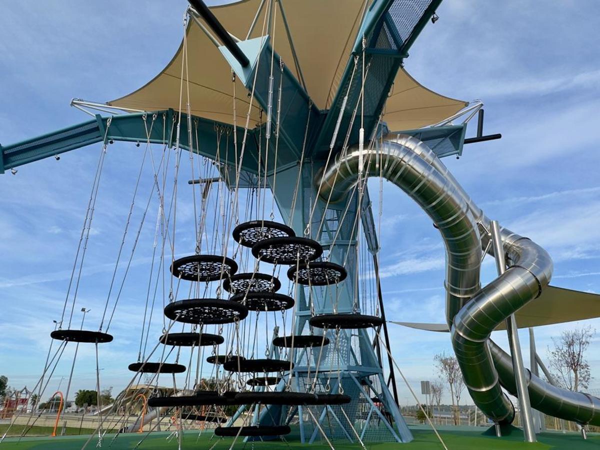 Bárbol, el parque de Dos Hermanas con toboganes, escalada y puentes colgantes perfecto para una aventura en familia