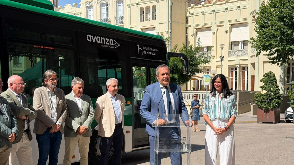 Un momento de la presentación del nuevo bus, este jueves.