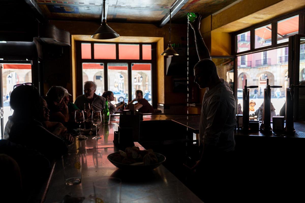Un camarero sirve sidra en un bar durante el apagón, a 28 de abril de 2025, en Gijón, Asturias (España).