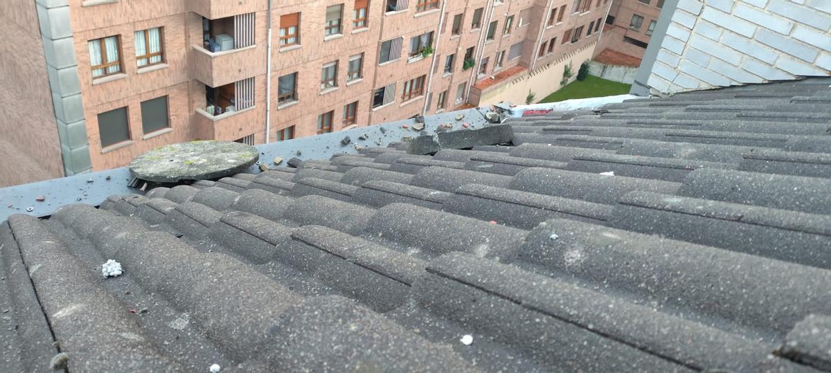 Así quedó la chimenea y el tejado del edificio tras el impacto del rayo.