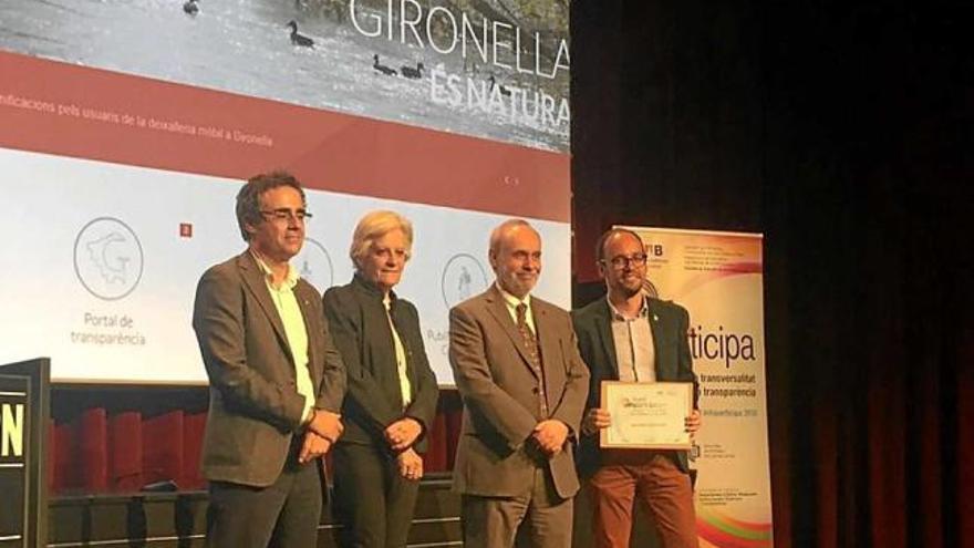 L&#039;alcalde de Gironella, David Font, recollint l&#039;acreditació