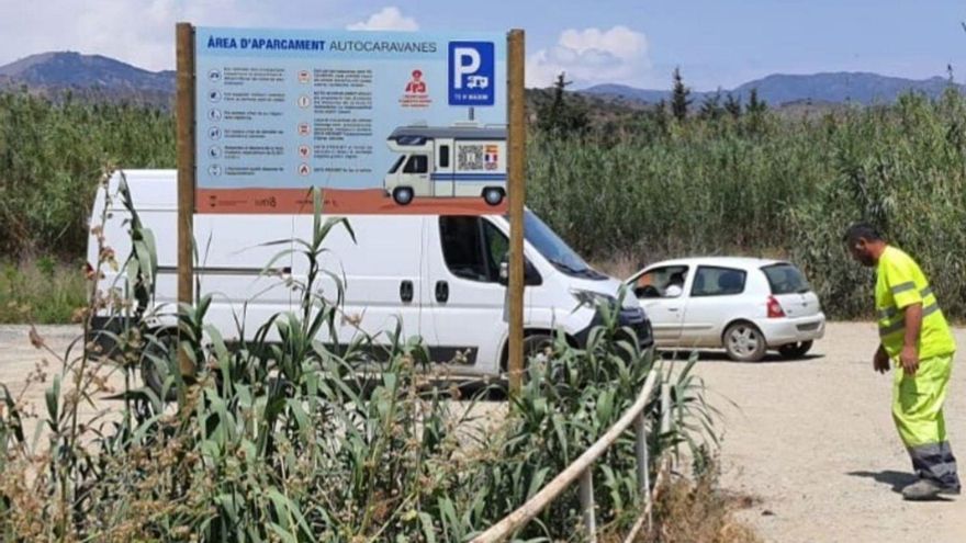 L’Ajuntament de Llançà ja està col·locant els panells indicadors del pàrquing. | AJUNTAMENT DE LLANÇÀ