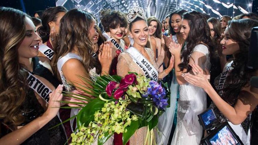 La sudafricana Nel-Peters da la quinta corona de Miss Universo a África