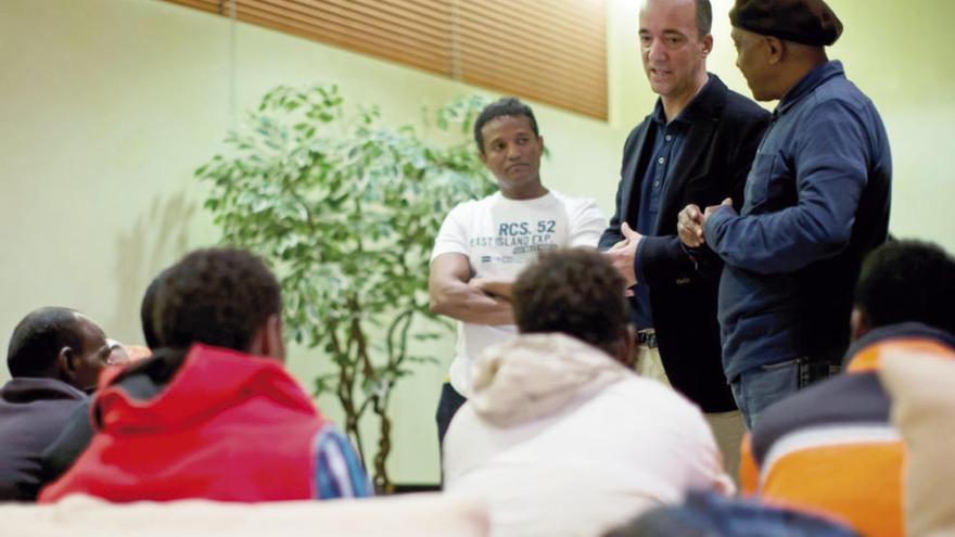 Tres de los primeros asilados en España ya están en Bilbao  |  Tres demandantes de asilo eritreos llegaron ayer a Bilbao por carretera procedentes de Madrid, adonde arribaron el domingo en avión desde Italia. Los tres refugiados forman parte del primer contingente acogido en España, compuesto por doce personas -once eritreos y un sirio-, de las que ocho son varones y tres mujeres. En la foto, parte de los emigrantes, que forman parte de un programa piloto, a su llegada el domingo al aeropuerto madrileño de Barajas.