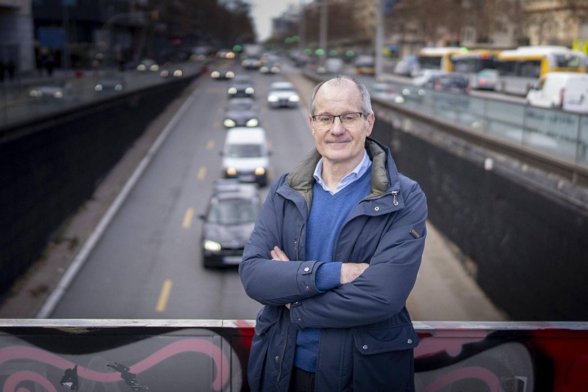 Barcelona 13/02/2025 Toni Pelegrín, hasta ahora ha sido fiscal de medio ambiente de Barcelona. Posa en la Gran Via con pl Espanya Fotografía de Ferran Nadeu