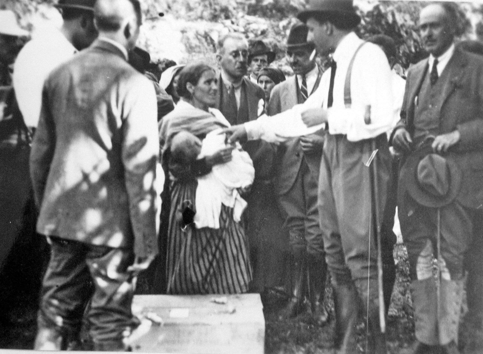 El monarca departe con una madre con su bebé en brazos.