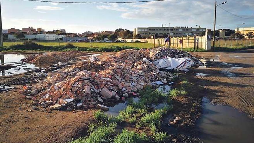 Denuncian un vertedero de escombros delante del campo de fútbol del Molinar