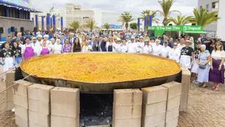 5.000 personas disfrutan de una gran paella con 350 kilos de arroz