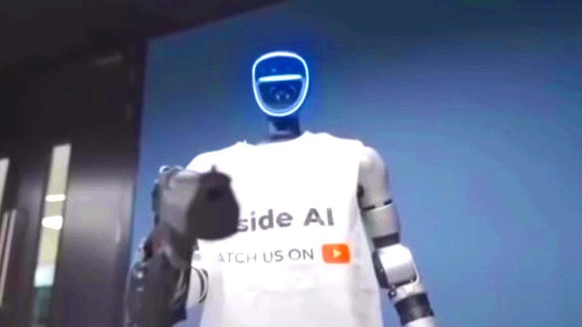 El robot conectado a ChatGPT con el arma en la mano.