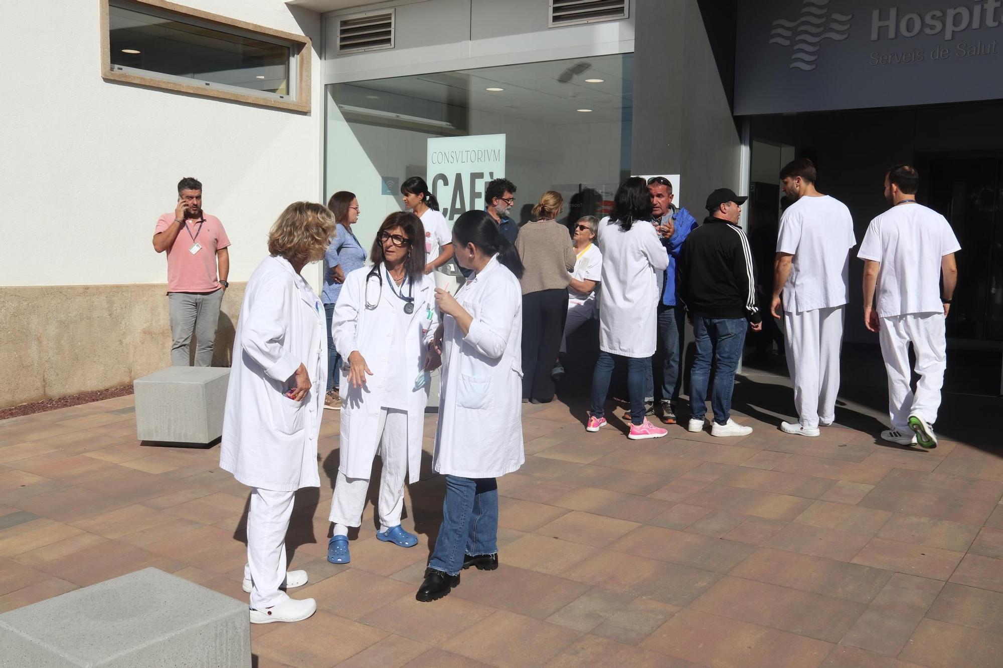 Una seixantena de treballadors es concentren a l'hospital de Palamós en suport a dos metges palestins