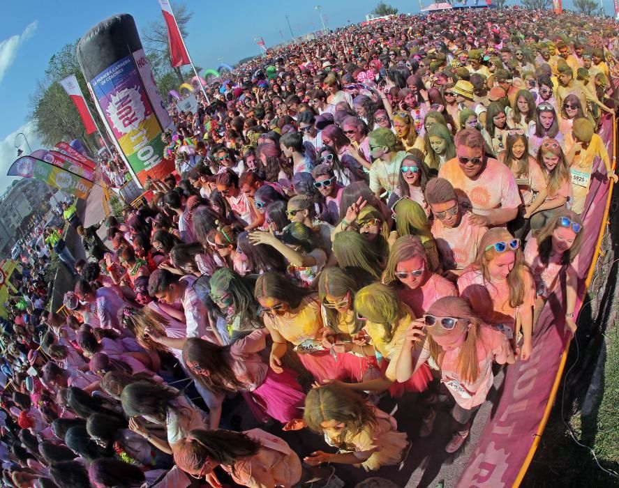 La carrera más colorida reúne a miles de participantes en Vigo