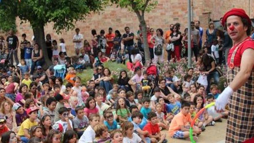 Vilanova de la Muga s&#039;omple de pallassos, música, circ i teatre