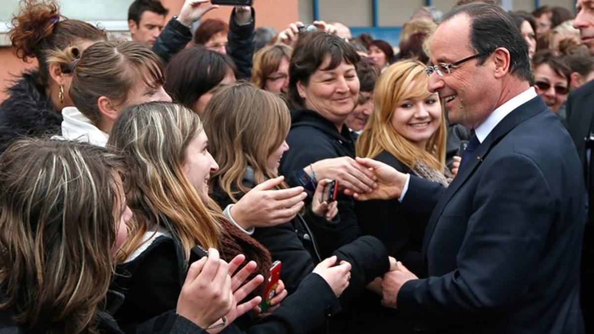 Hollande estrecha las manos del público en una visita a Avoudrey.