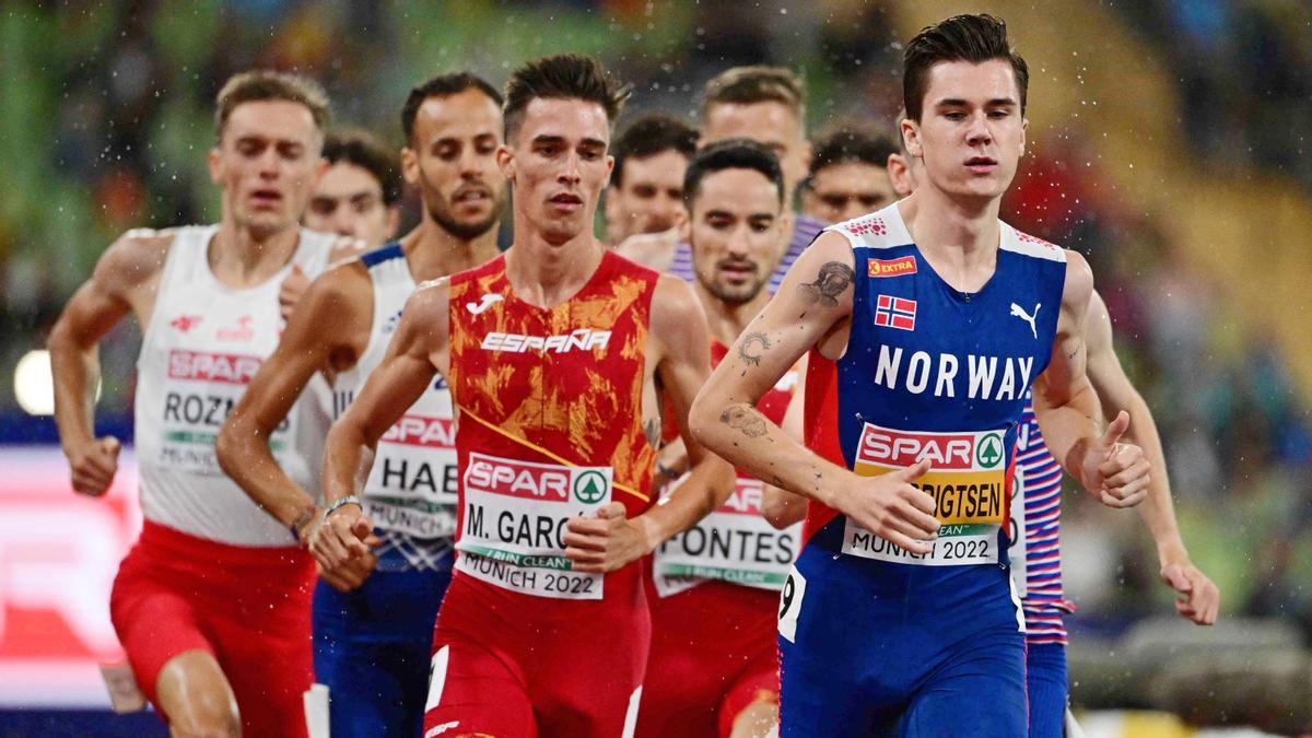 Norway's Jakob Ingebrigtsen (R) leads during the men's 1500m final during the European Athletics Championships at the Olympic Stadium in Munich, southern Germany on August 18, 2022. (Photo by INA FASSBENDER / AFP)