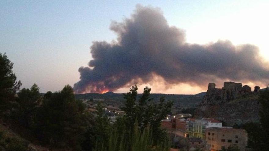 Un incendio en Ayora obliga a evacuar a 100 niños acampados