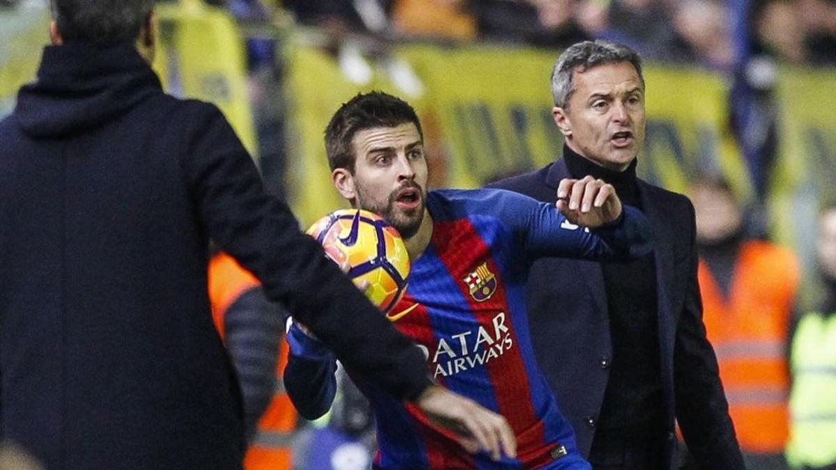 Gerard Piqué saca rápido de banda entre Luis Enrique y Fran Escribá.