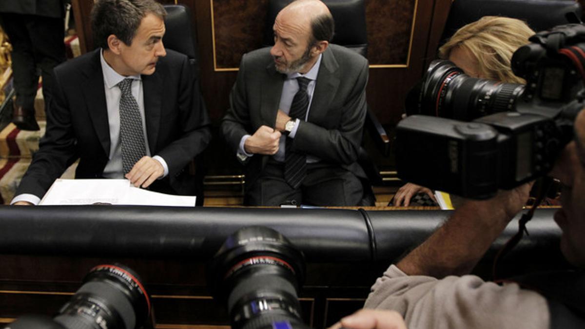 Zapatero junto a Rubalcaba, antes del debate de hoy en el Congreso.