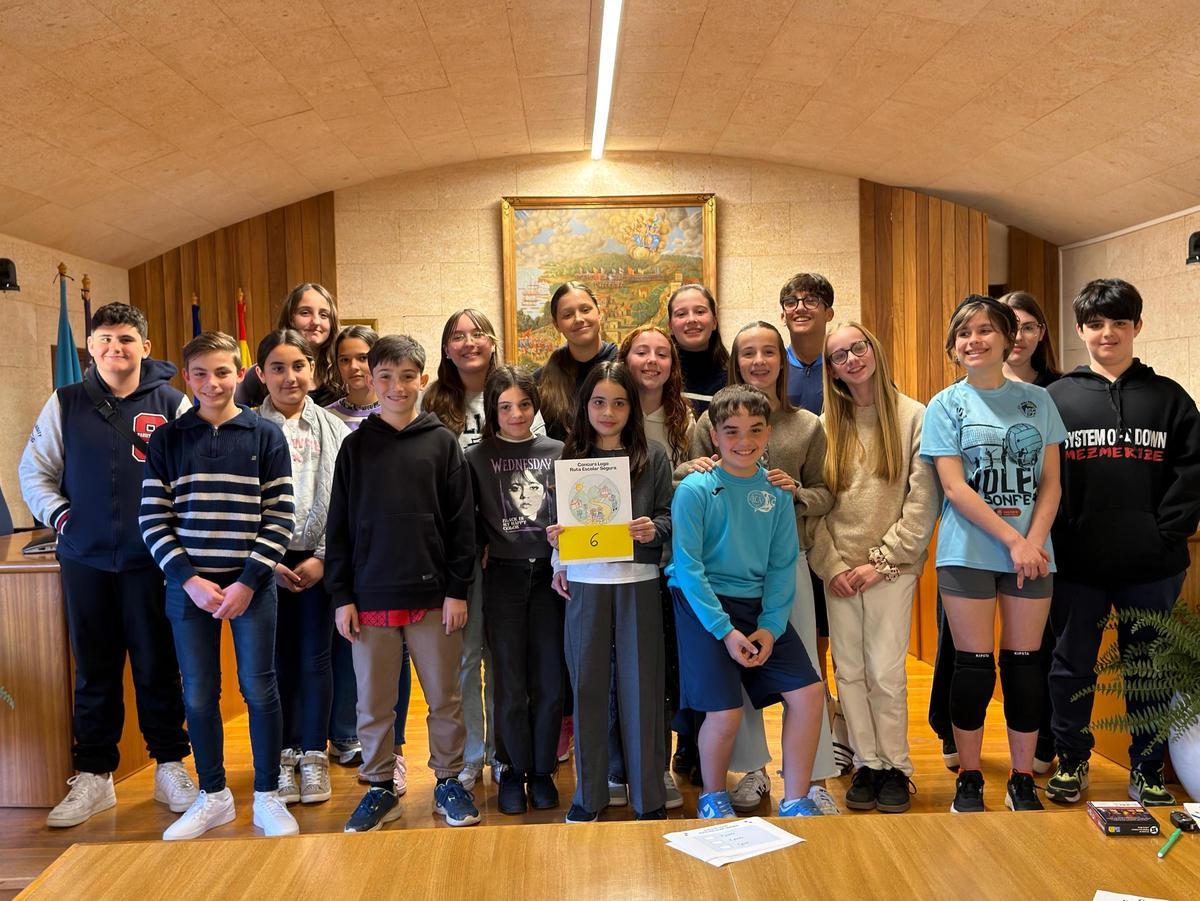 Los estudiantes se reunieron en la sala de plenos del Ajuntament para seleccionar el dibujo ganador