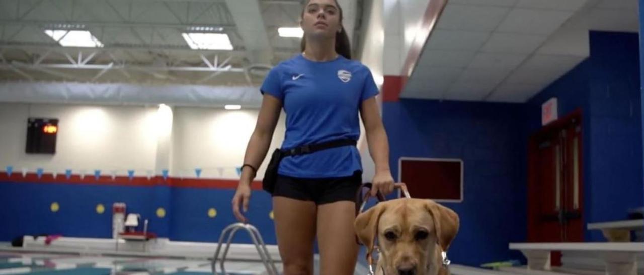 Pagonis y su perro Radar, en las piscinas de entrenamiento.