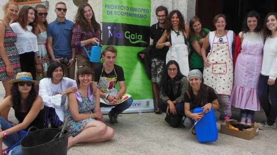 Jóvenes voluntarios que participan en este proyecto promovido en Tomiño.