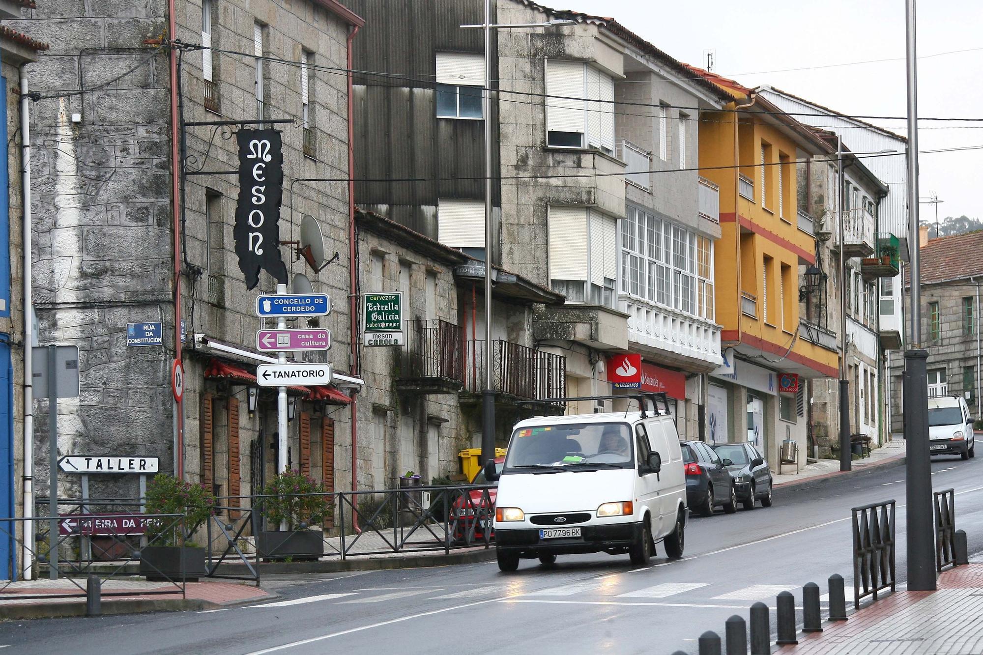 La carretera N-541 a su paso por la localidad de Cerdedo.