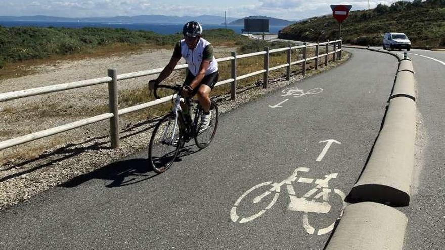 El polémico carril bici se convertirá en arcén y senda para peatones y cicloturistas a finales de año. // Marcos Canosa