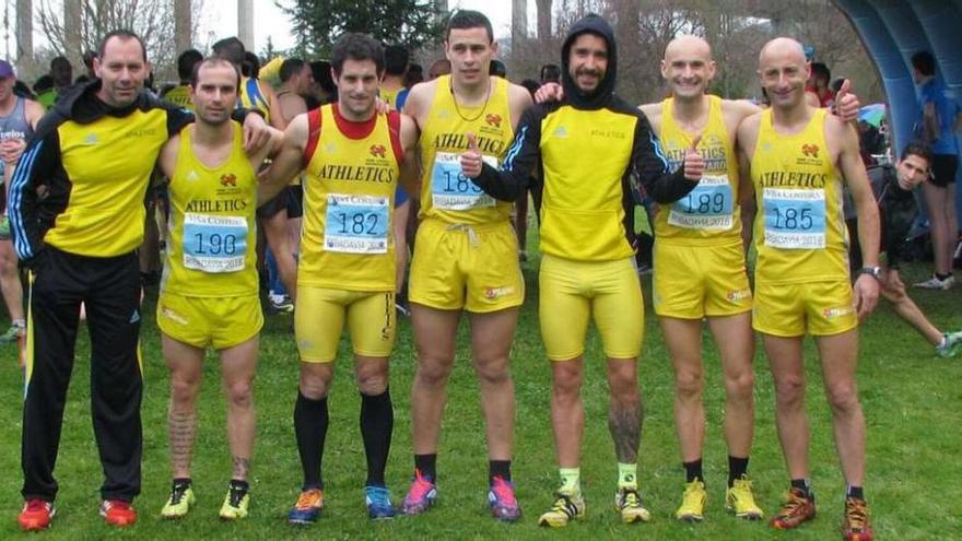 Gustavo Nieves (2º por la dcha.), junto a Rafa Fuentes, Rubén Pereira, Óscar Bernárdez, Álex Alonso y Daniel Pérez. // Fdv