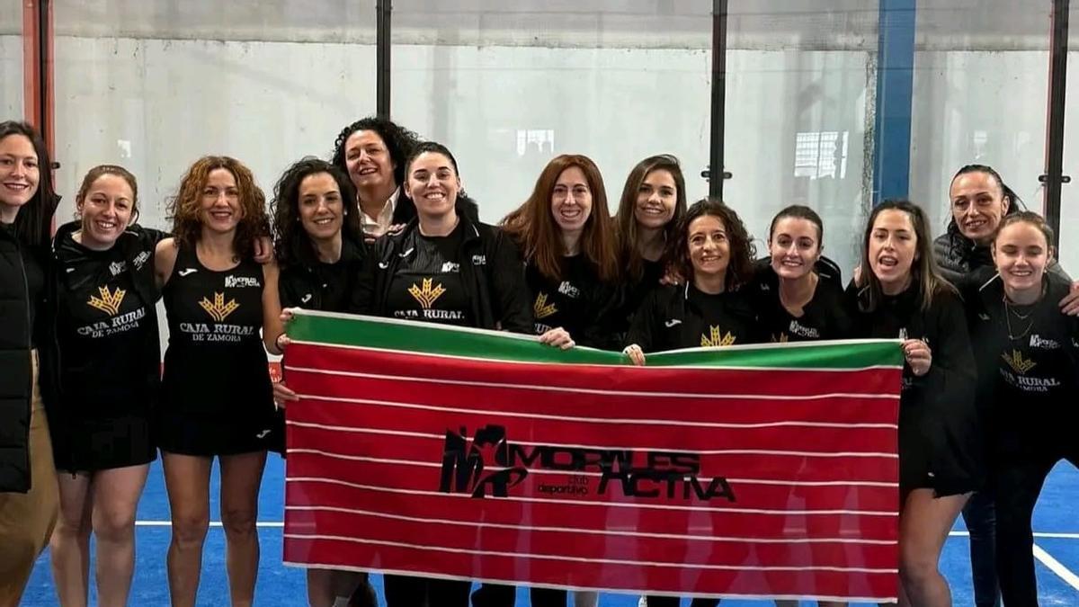 Las chicas del Morales Activa Pádel Caja Rural posan para las cámaras.