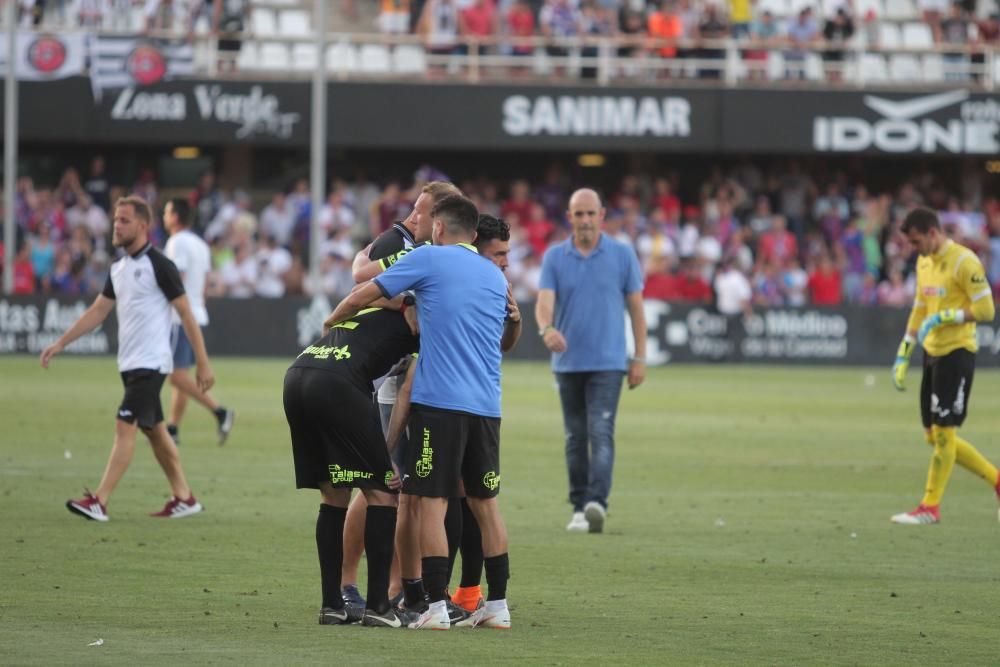 Los jugadores del FC Cartagena, tristes tras el partido que les deja sin ascenso