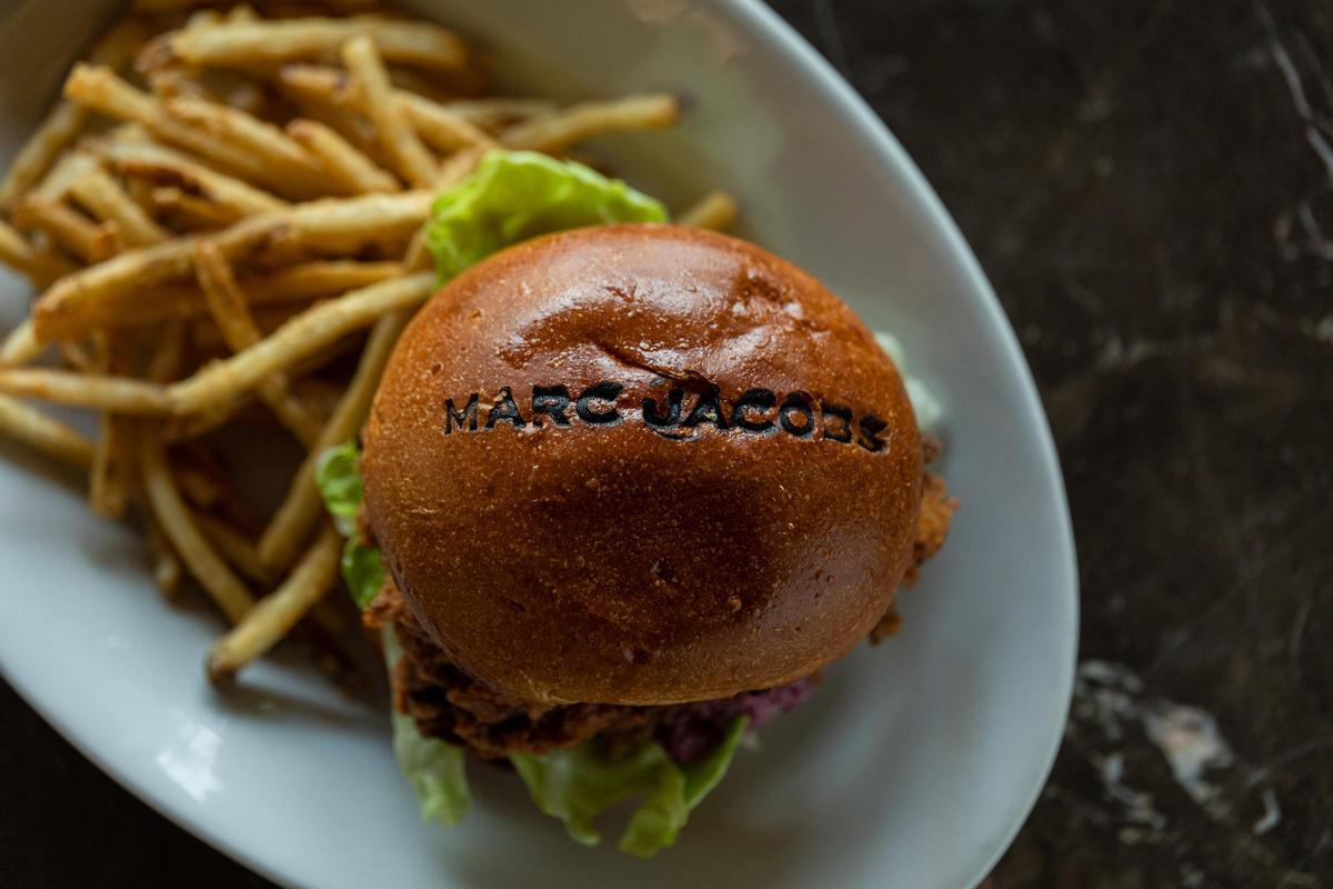 Una hamburguesa de la cafetería de Marc Jacobs en Tokio.