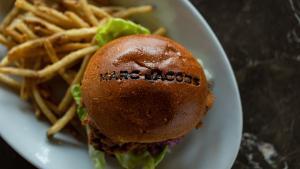 Una hamburguesa de la cafetería de Marc Jacobs en Tokio.