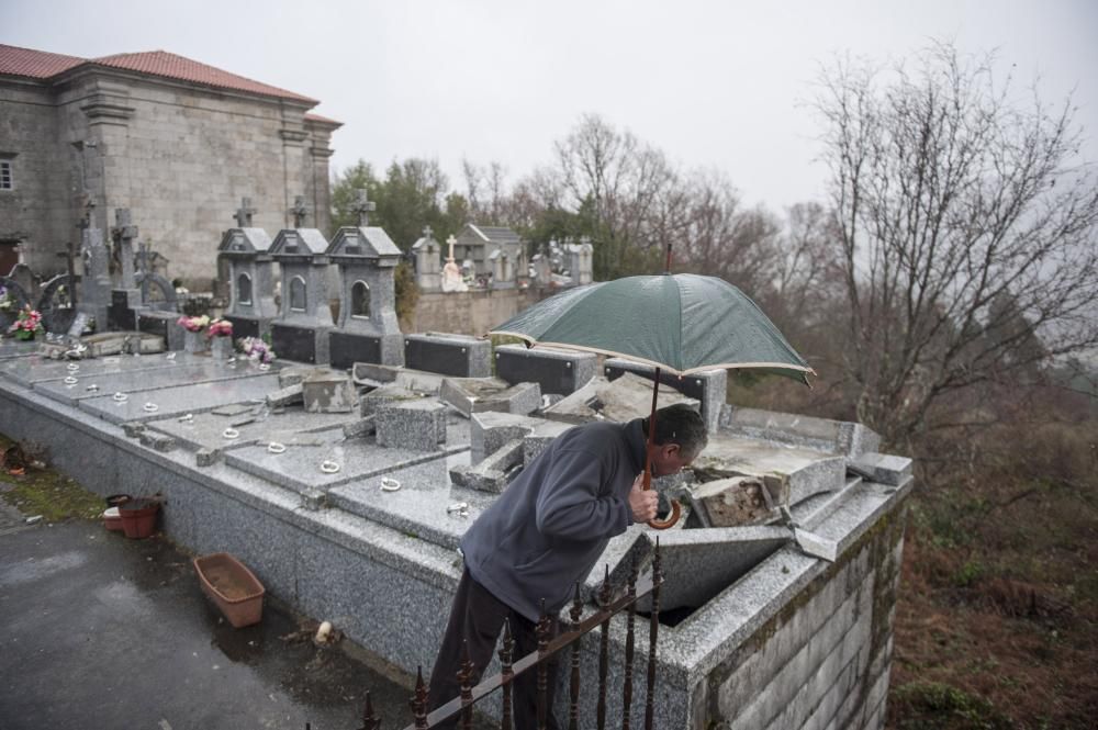 La fuerza de la borrasca provocó destrozos en los panteones y rompió sepulturas, además de derribar ornamentación funeraria y arrancar varias tejas de la cubierta de la iglesia de Padrendo