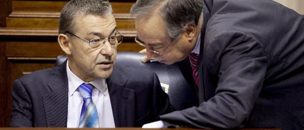 Paulino Rivero (i) conversa con Domingo Berriel durante un pleno del Parlamento en diciembre de 2014.