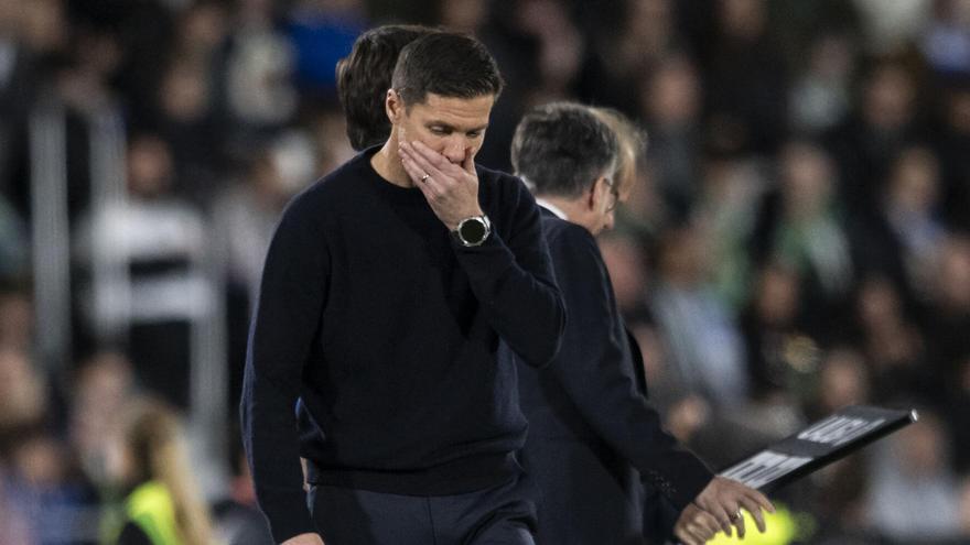Xabi Alonso es lamenta durant el partit entre el Reial Madrid i l’Elx