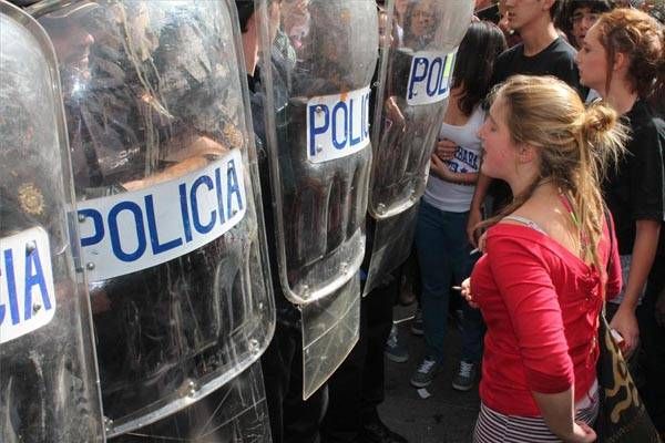 Imágenes de la protesta de estudiantes en Cáceres y la carga policial