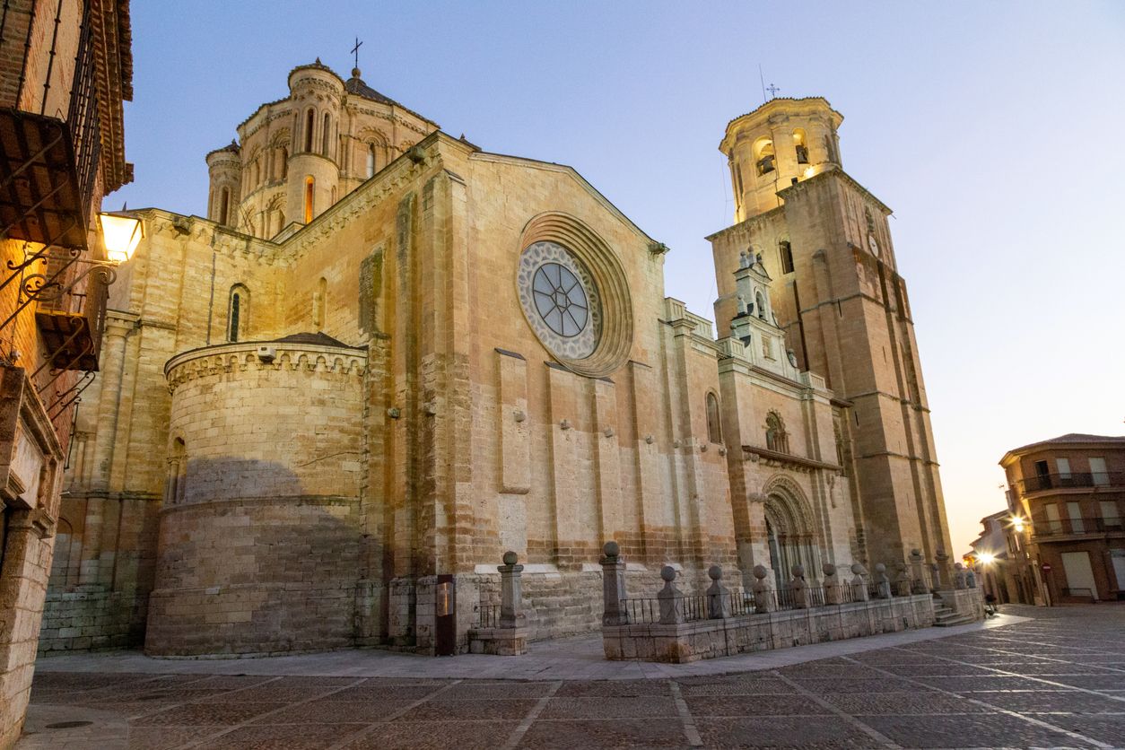 Iglesia colegiata románica y gótica iluminada.