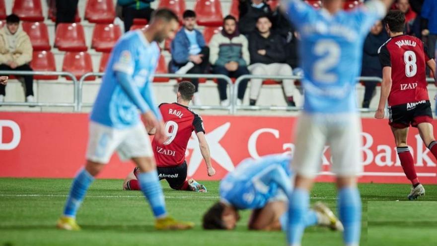 Los futbolistas de la UD Ibiza se lamentan tras el gol de Raúl García que supuso el empate a uno en la primera parte. | LALIGA