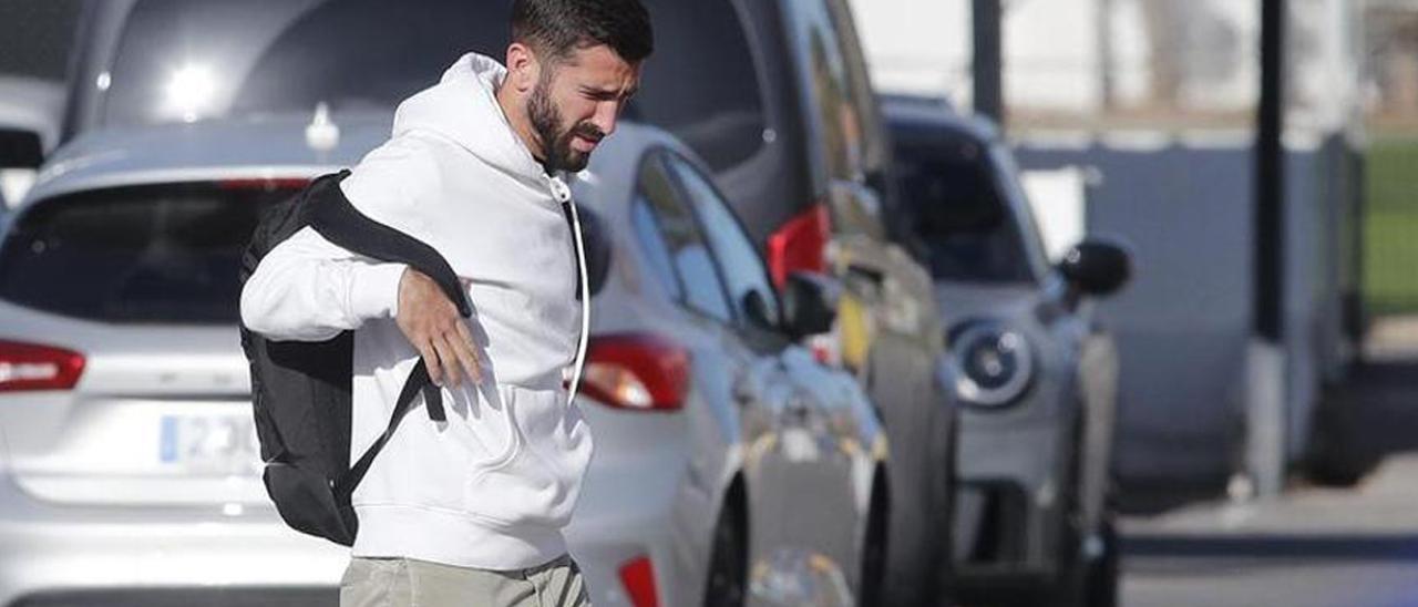 Gayà, llegando a la Ciudad Deportiva de Paterna