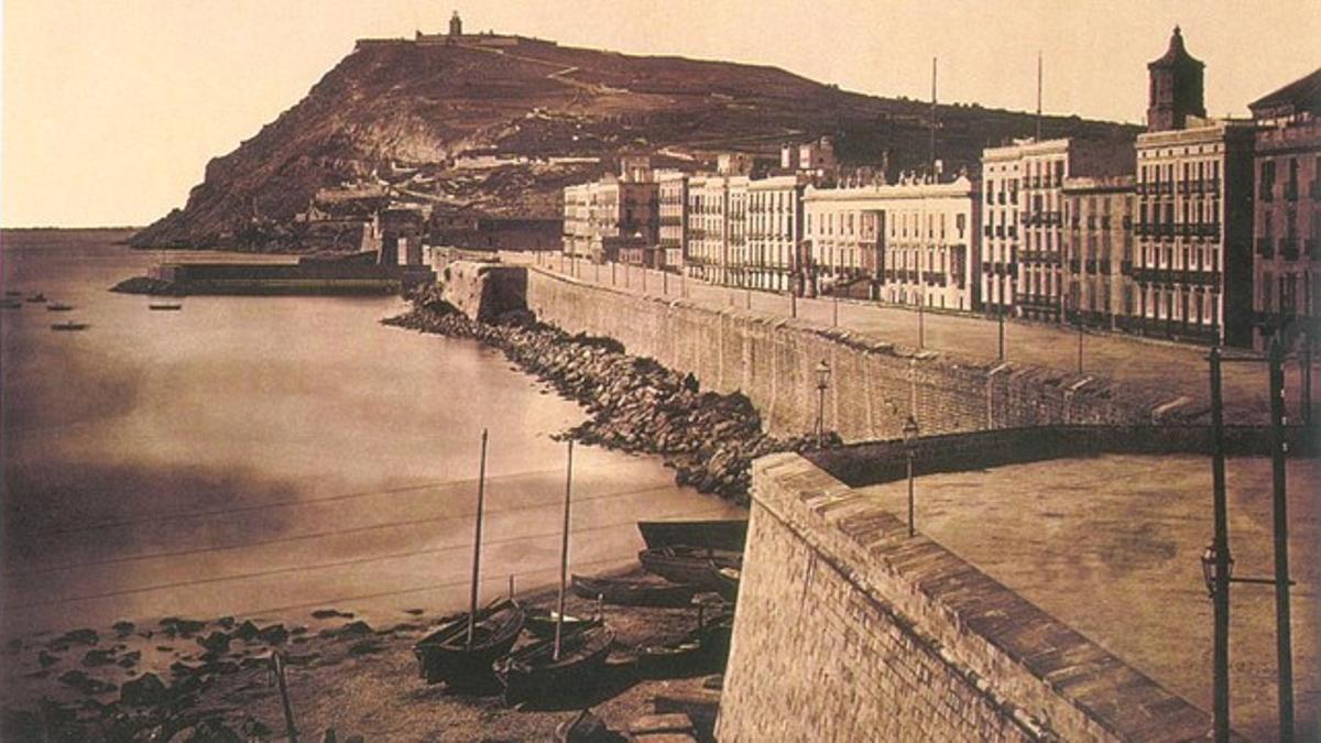 La muralla del mar de Barcelona, con Montjuïc al fondo, en 1860