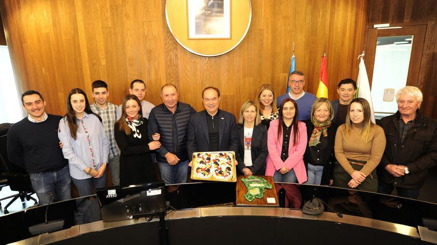 José Crespo, flanqueado por actuais edís e concelleiros de antigos mandatos, amosa a tarta e o cadro de agasallo. |   // BERNABÉ/JAVIER LALÍN